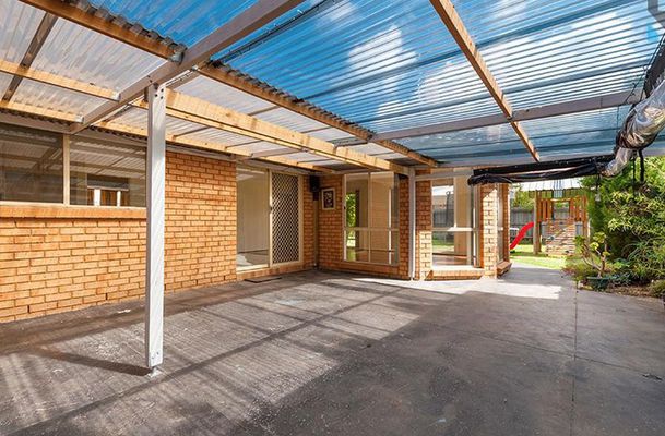 4 Ferntree Walk, Roxburgh Park