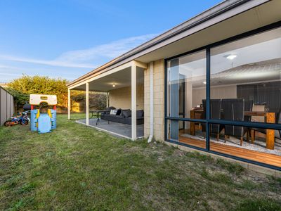 27 Calneggia Drive, Byford