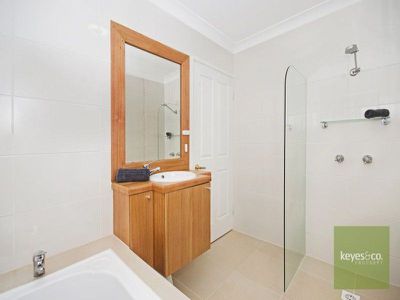 6 Zinnia Court, Annandale