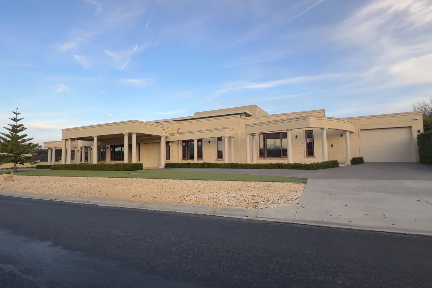 145 Barnes Boulevard, Horsham