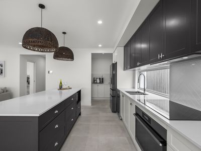5 Lord Howe Circuit, Banya
