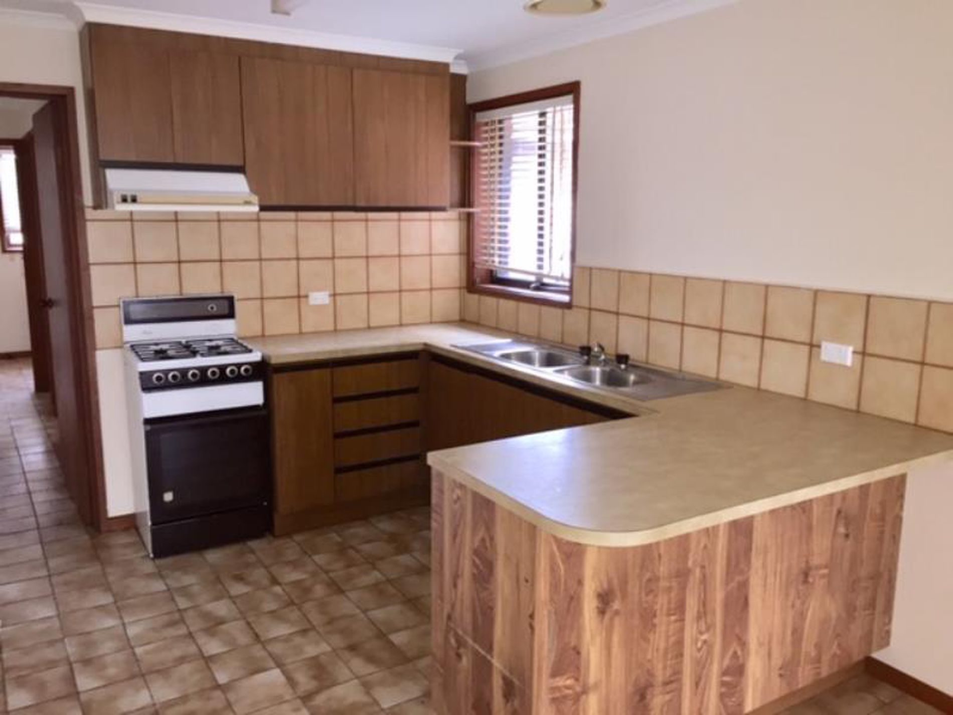 2/10 Sinns Avenue, Werribee