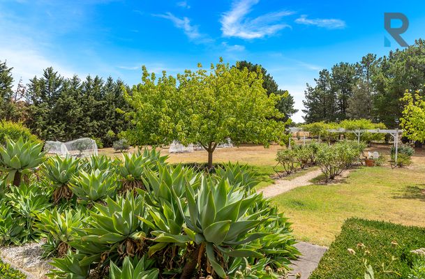 8 Pine Grove, Mickleham