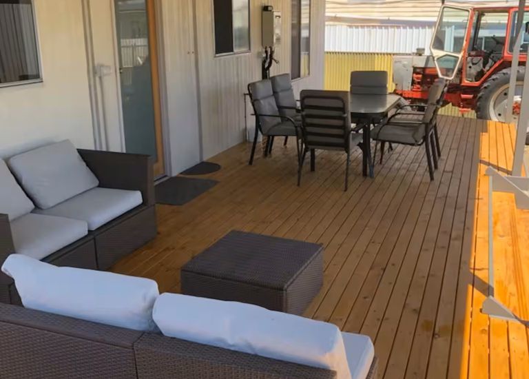 8 Hundred Line Road, The Pines