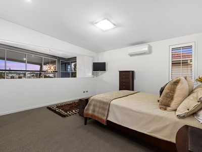 8 Carling Court, Raby Bay