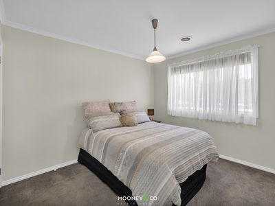 8 Blainroe Crescent, Cranbourne