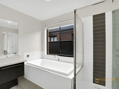 8 Gunyong Crescent, Manor Lakes