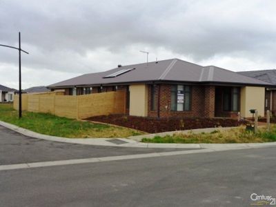 26 Verdant Avenue, Officer
