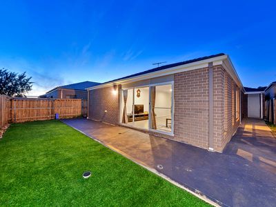 33 Mantello Drive, Werribee