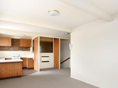 2/112 Hoffmans Rd, Essendon