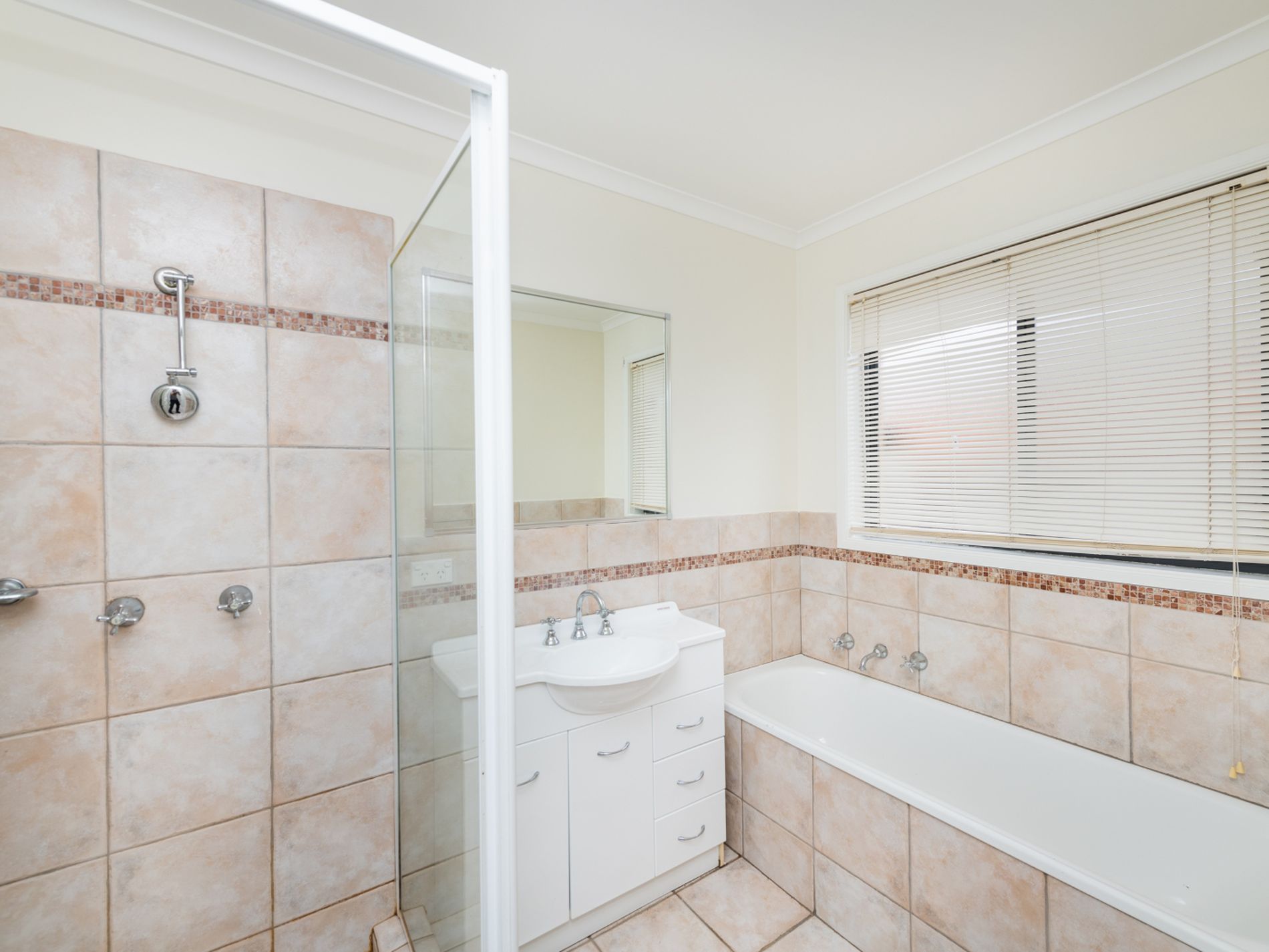 4 Unwin Avenue, Jerrabomberra