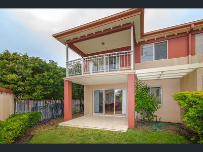 2 / 4 University Drive, Robina