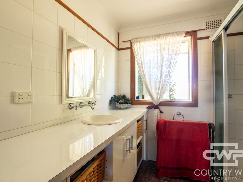 8 Lackey Street, Guyra