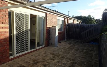 8 / 12 RENLIK COURT, Pakenham