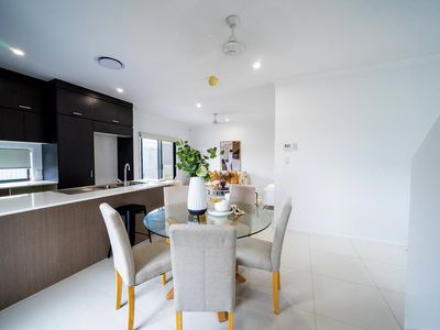 5 / 12 Luther James Close, Doolandella