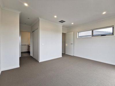 35 Hoffman Cr, Truganina