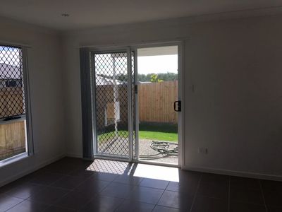 1 / 36 Marmoset Parade, Dakabin