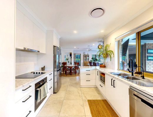 The Complete Package - Renovated, Pool & Caravan Parking image 6