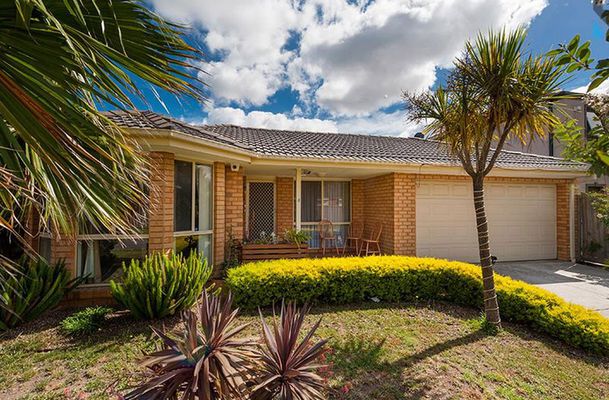 4 Ferntree Walk, Roxburgh Park