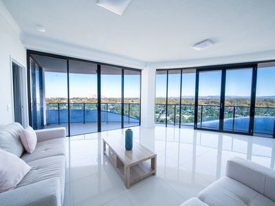 21006 / 5 Harbour Side Court, Biggera Waters