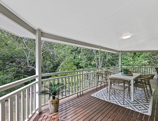 Well appointed upstairs residence in leafy surrounds image 12 Well appointed upstairs residence in leafy surrounds image 12