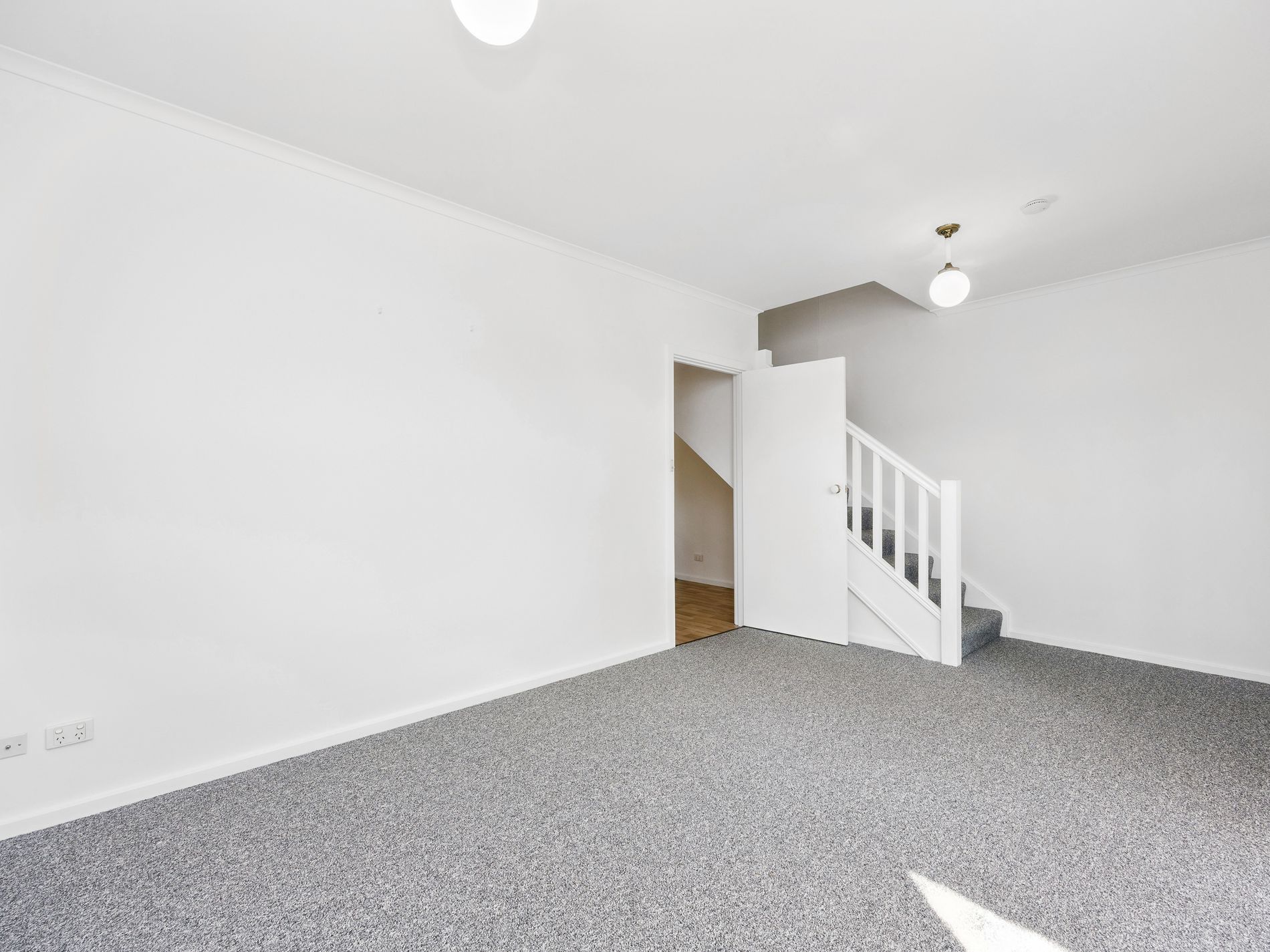 3 / 2 John Hindmarsh Frontage, Brompton
