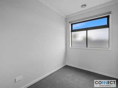 33 Burford Way, Cranbourne North