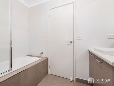 35 Sandy Road, Officer