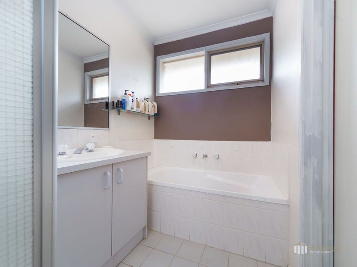 8 Hillview Rise, Hampton Park