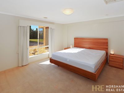 16 Burnett Street, Horsham