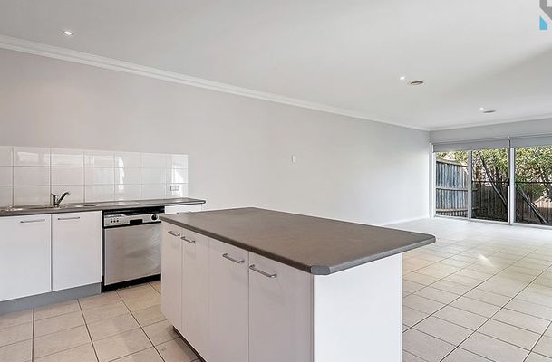 28 Lakeside Drive, Roxburgh Park