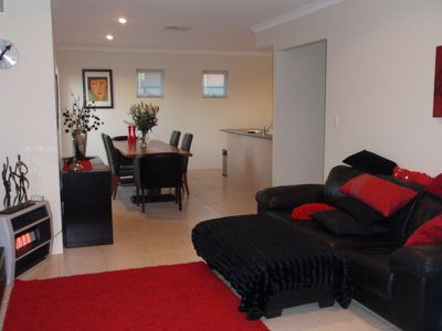 2 / 11 Aquaviva, South Guildford