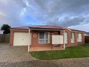 2 / 52 Mountford Crescent, East Albury