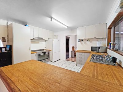 6 Eighth Avenue, Atherton