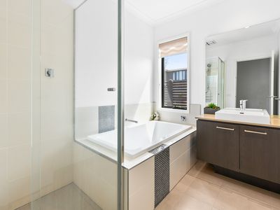 2 Quintino Walk, Clyde North
