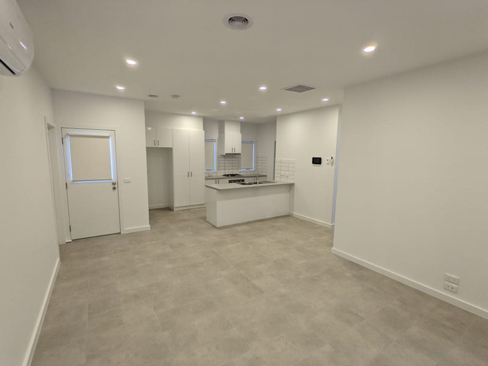 8 / 5 Helms Street, Newcomb