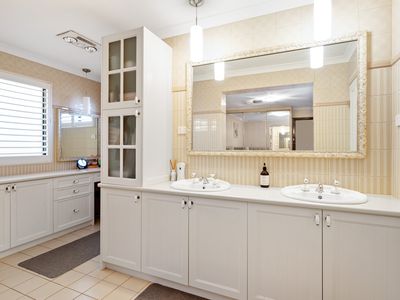 3 De Bernales Street, Hannans