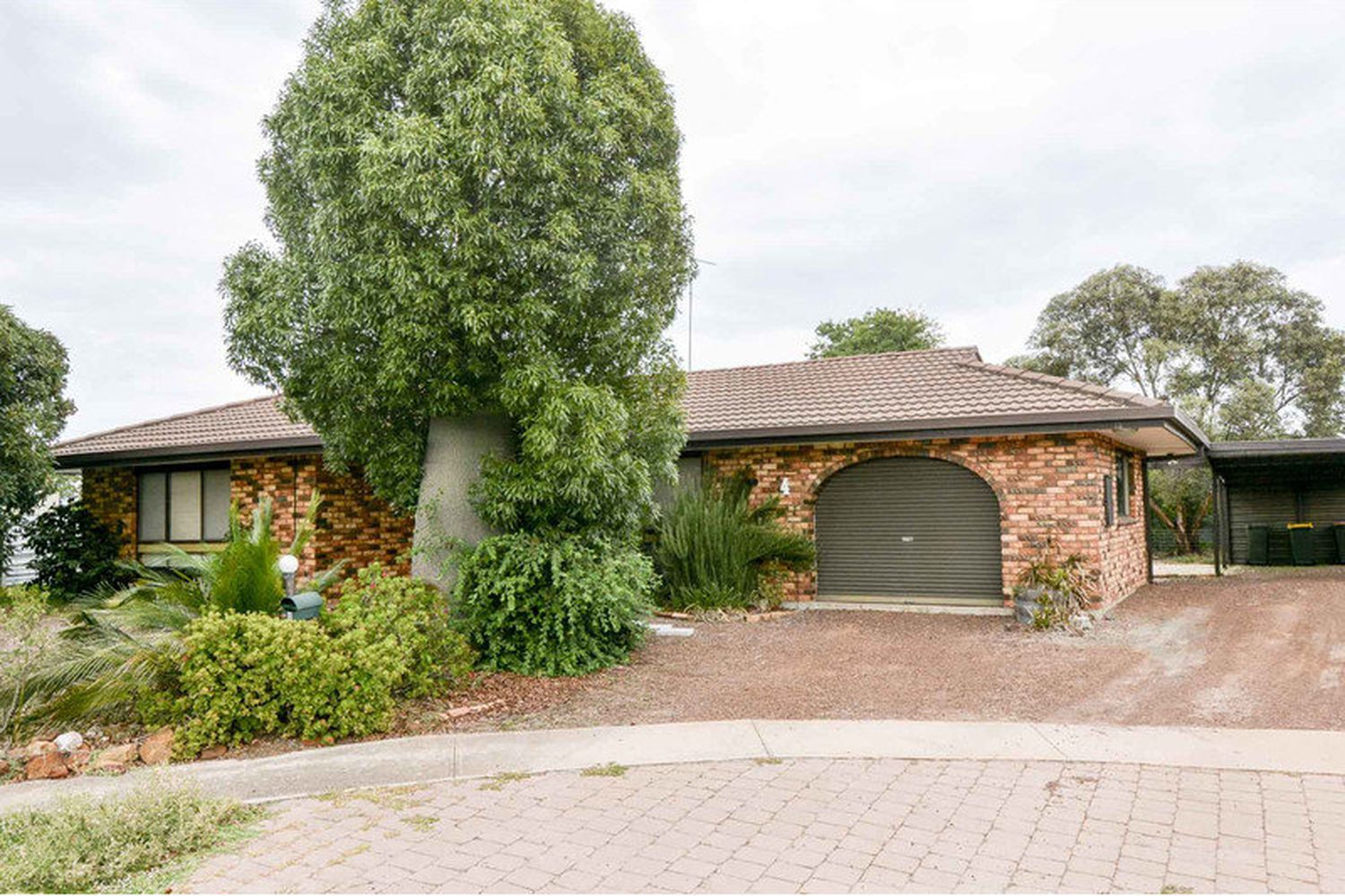 4 Oak Court, Horsham