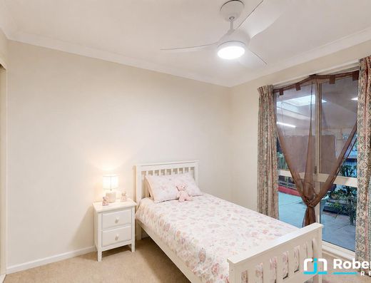 Large Family Living Opposite Noosa Golf Club image 17