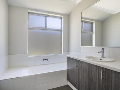 35 Roundhouse Parade, Jindalee