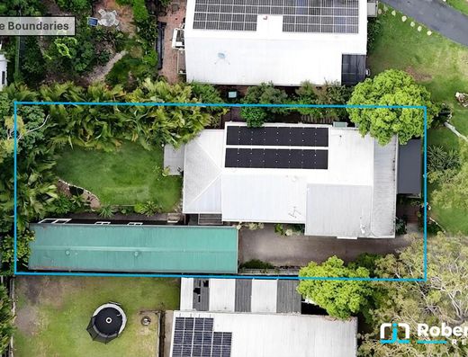 Renovated Queenslander - A Minute Walk to the Lake image 26