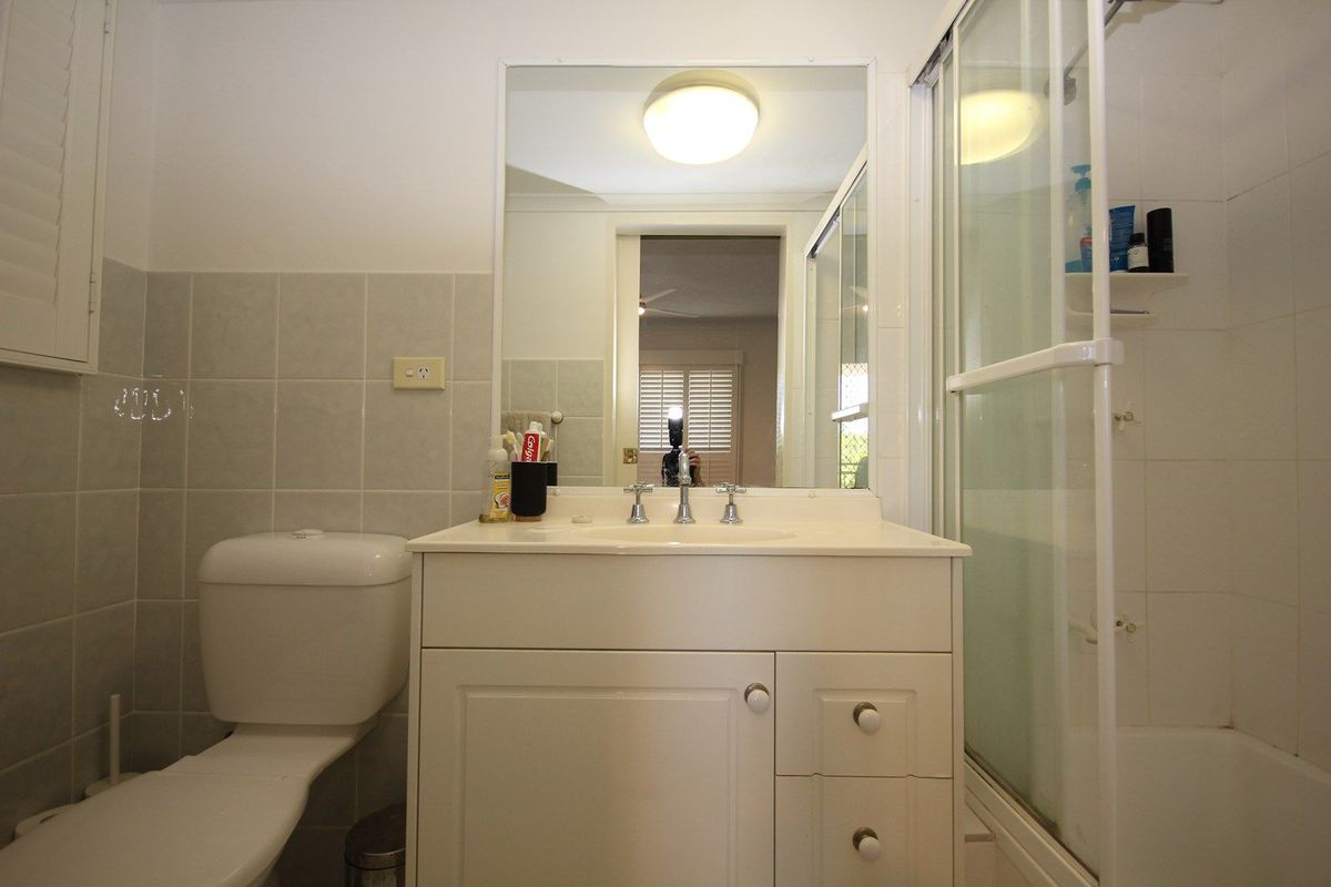 2 / 39 Rolle Street, Holland Park West