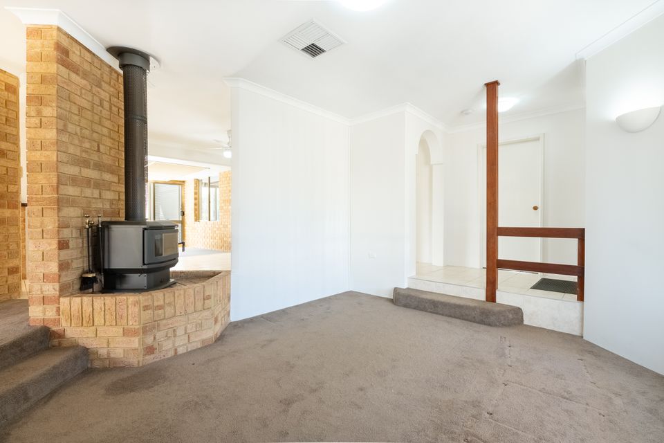 594 Safety Bay Rd, Waikiki