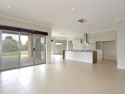 4 Embleton Avenue, Tarneit