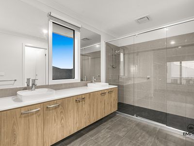 7 Crescendo Boulevard, Clyde