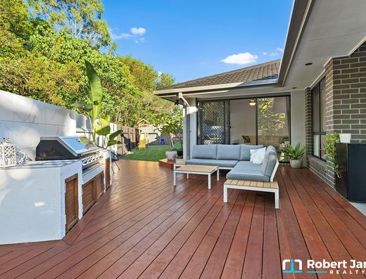 Modern Family Living in Prime Location image 14