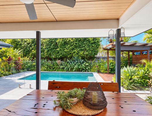 Immaculate - Just Move In & Enjoy ! image 1