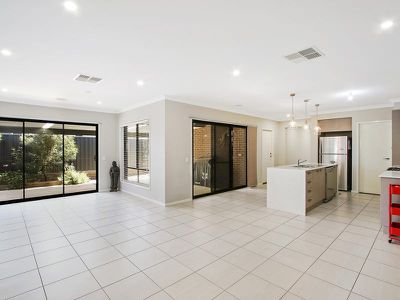 8 Stockyard Way, Thurgoona