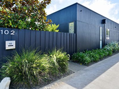 102 Hills Road, Edgeware