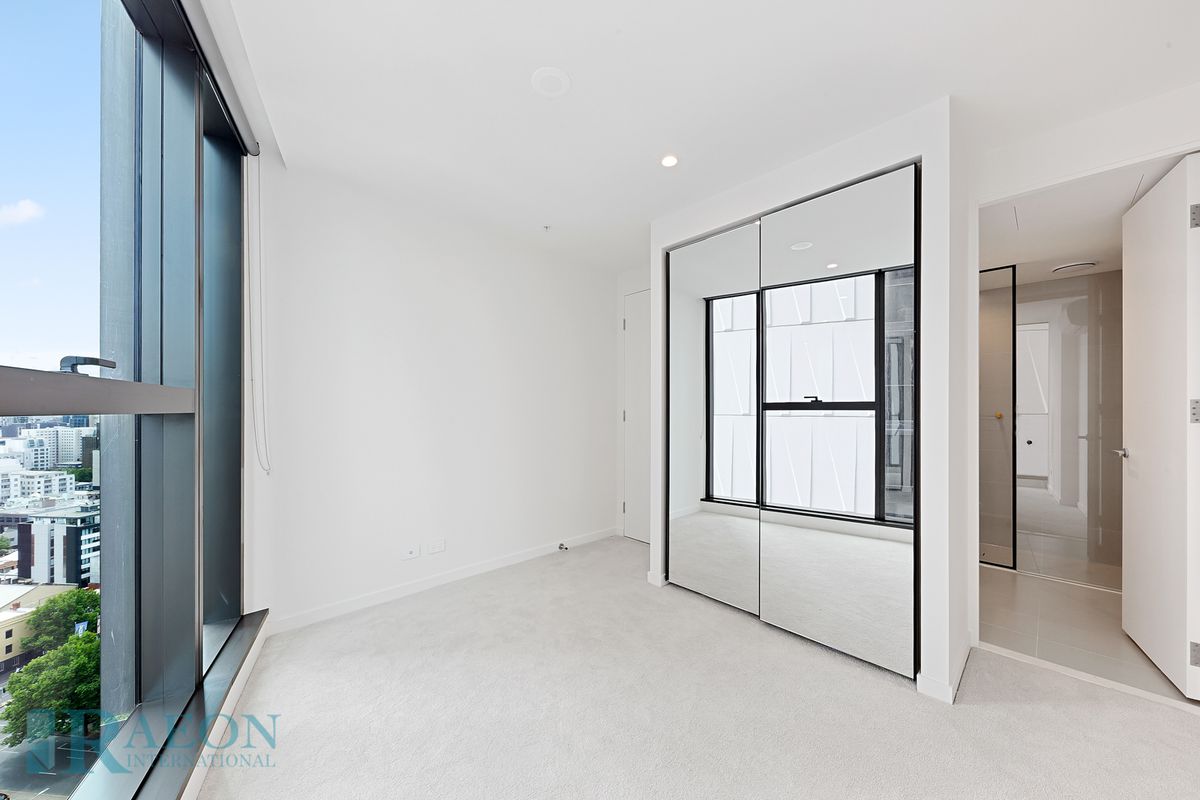 2004/23 Mackenzie Street, Melbourne